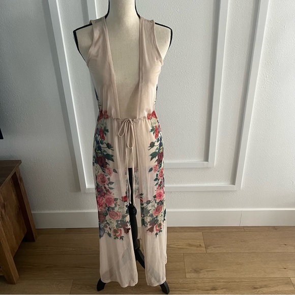 Charlotte Russe Other - EUC- Swimsuit cover up perfect for vacation (Small)